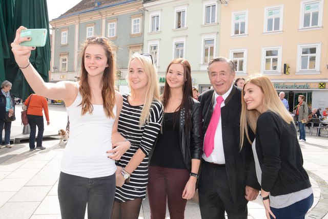 Präsidentschaftskandidat Richard Lugner war auf dem Leobener Hauptplatz ein begehrtes Fotomotiv.