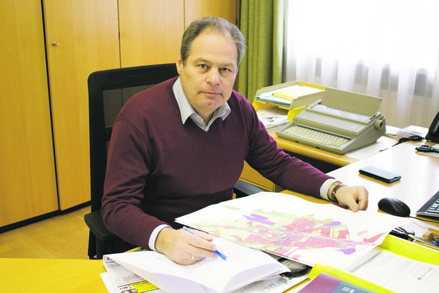 Bürgermeister Horst Gerner mit den ersten Planentwürfen für die neue Halle.