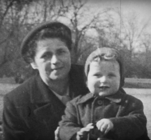 Mit der Mama im Park: Rudolf Hundstorfer wuchs in Favoriten auf. | Foto: SPÖ Wien