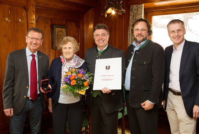 Von links: Vize-Bgm. Andreas Wimmreuter, Anny Mayer-Schönberger, Bgm. Peter Padourek; Vize-Bgm. Karl Weber und Viktor Mayer-Schönberge, der Sohn der Geehrten. | Foto: Faistauer Photography