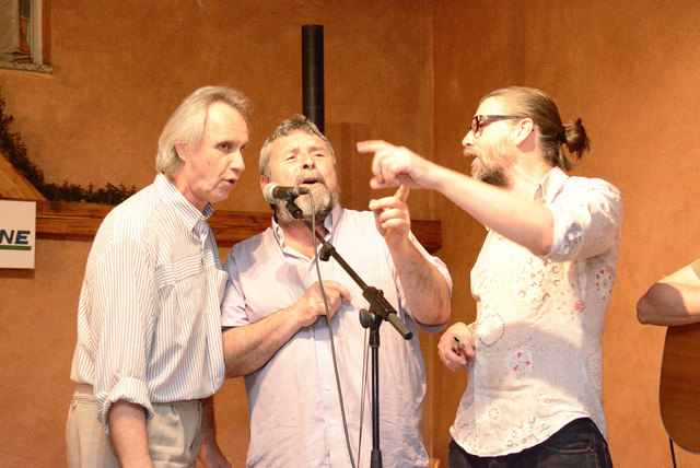 Hans Delanoy und Desmond Doyle wurden von Boxty-Sänger Eamonn Donnelly zu einem Ständchen auf die Bühne gebeten.