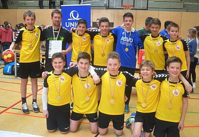 So sehen Sieger aus: Die Handballer des BG/BRG Lerchenfeld bezwangen im Finalspiel das BG/BRG Mössingerstraße