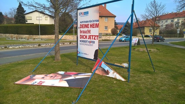 Das FPÖ-Plakat am Kreisverkehr wurde stark beschädigt