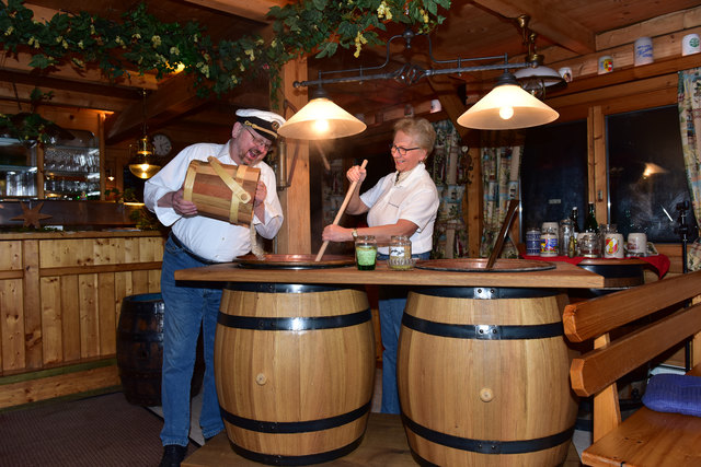 Kapitän Manfred Schaurecker und Helga Stiegler – die gute Seele des schwimmenden Gasthauses – beim Sud-Anrühren. | Foto: H. Berndorfer
