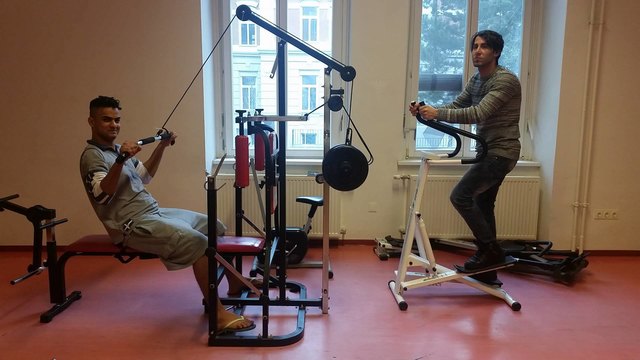 Mohamed (19; links) und Saif (26), beide aus dem Irak, trainieren regelmäßig auf den gespendeten Fitnessgeräten.