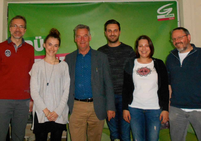 Der einstimmig gewählte Vorstand der Grünen Telfs v.l.n.r: Klaus Waldeck (Stv.-Schriftführung), Theresa Braun (Sprecher-Stellvertreterin), Hubert Weiler-Auer (Sprecher und Ortsparteichef), Ahmet Demirci (Sprecher-Stellvertreter), Julia Waldhart (Stv.-Kass