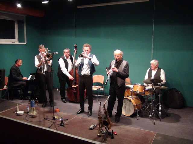 In der Old Storaiegler Dixielandband hat neben Bandleader Klaus Melem, Sprecher und Trompeter Hannes Bauer, Charly Weiss, Dejan Pecenko und Manfred Josel auch der Leibnitzer Franz Brodschneider (2.v.l.) mit seiner Tuba und Trompete einen fixen Platz gefun