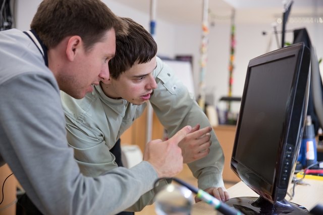 Im Reparatur Café helfen ihnen Experten bei ihren kleinen, technischen Problemen.