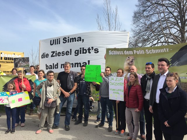 Vertreter aller Parteien, mit Ausnahme der SPÖ, waren bei der Ziesel-Demo anwesend.
