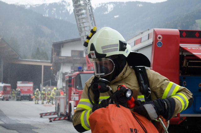 Insgesamt fünf Atemschutztrupps suchten nach vermissten Personen im Gebäude und widmeten sich der Brandbekämpfung von innen