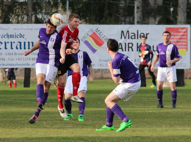 Kopfball von SV Brixen-Abwehrspieler Marco Troger