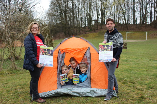 Vorsitzende der Kinderfreunde Marbach Gerlinde Mikschovsky, Mathias Schweiger, Lukas Gierlinger, Patrick Gierlinger und Bezirksvorsitzender Peter Pumpler freuen sich bereits auf das Kinderfreunde Bezirkspfingstlager 2016 in Marbach an der Donau