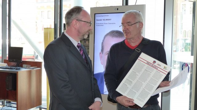 Ernst Halbmayr von der IG-Milch bei der Übergabe des Milchmanifestes | Foto: IG-Milch