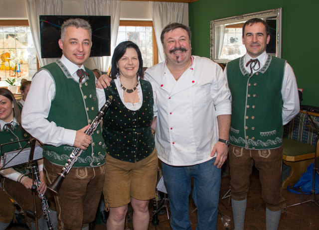 Obmann Martin Wieland, Wirtsleute Gitti und Albert Prodinger und Christian Wieland von der Dorfmusik Wölting.