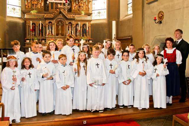 Die Kinder der Volksschule Arzl mit Lehrerin und Religionslehrer. Auf dem Bild kann man erkennen dass es auch für Priester immer mehr "Stress im Beruf" gibt, so hatte der Arzler Pfarrer keine Zeit mehr, sich mit "seinen Erstkommunikanten" zu einem Gruppen