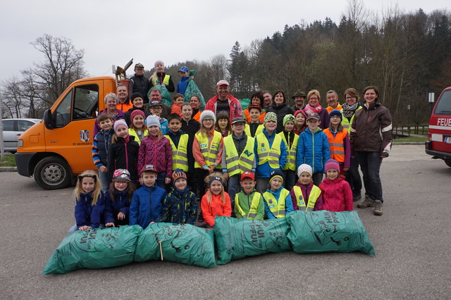 Bei der Säuberungsaktion in St. Georgen packten Jung und Alt gemeinsam kräftig mit an. | Foto: Andrea Standhartinger