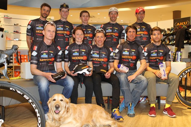 Das Cycling-Team Mooserwirt rund um Andy Traxl (vorne Mitte) präsentierte sich im Intersport Riml in Telfs.