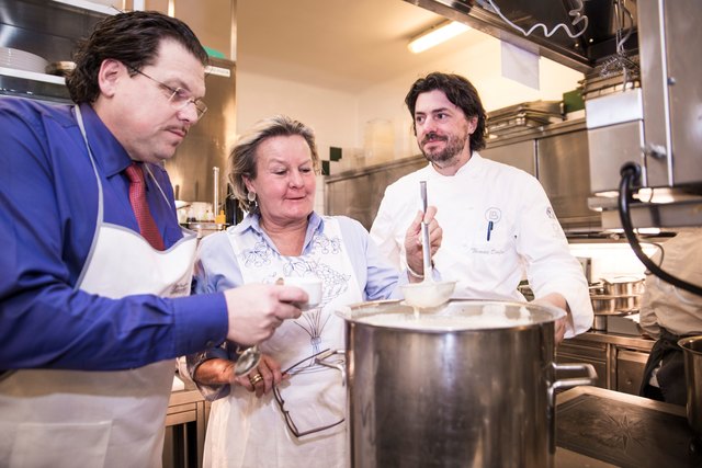 KS Michael Schade (Künstlerischer Leiter der Barocktage Stift Melk) verkostet mit KR Lisl Wagner-Bacher und Spitzenkoch Thomas Dorfer die barocken Köstlichkeiten | Foto: Daniela Matejschek