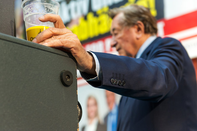 Richard Lugner gibt sich volksnahe. Mit einem Becher Ottakringer in der Hand wartet der Baumeister auf das Ende von Jazz Gittis Auftritt.