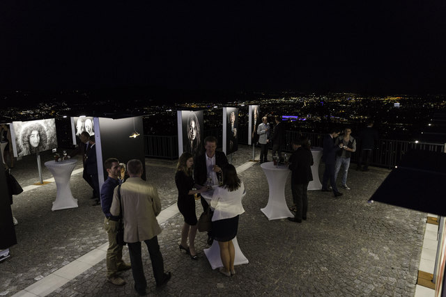 Der Outdoor-Bereich der Galerie bietet neben Fotokunst auch faszinierende Ausblicke.