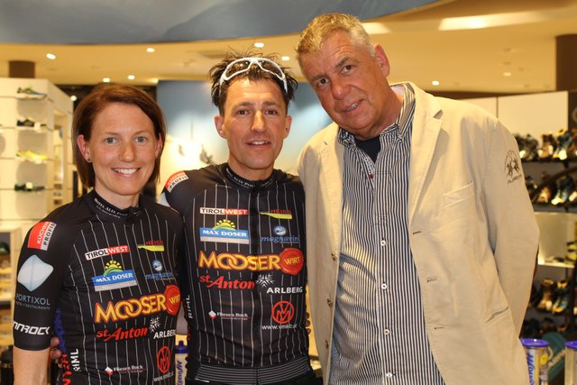 Starten voller Elan in die Radsaison 2016: Dani Pintarelli und Andi Traxl mit Intersport-Chef Gerold Riml.