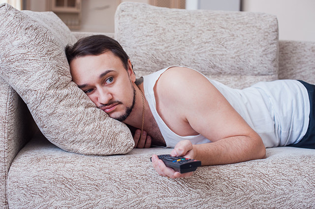 Auf dem Sofa vor dem Fernseher herum zu lümmeln, kann für viele entspannend sein.
