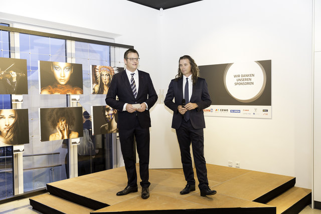 Robert F. Hartlauer (l.) mit Kurator Chris Hinterobermaier.