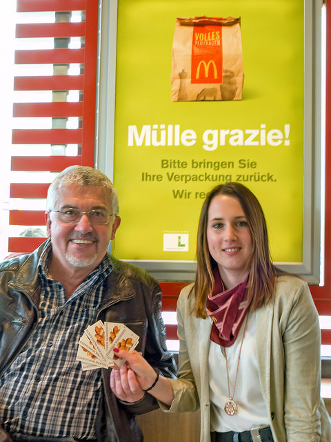 MacDonald´s Enns - Nicole Wegenast übergibt Umweltausschussobmann Helmut Rockenschaub die Gutscheine für die Helfer