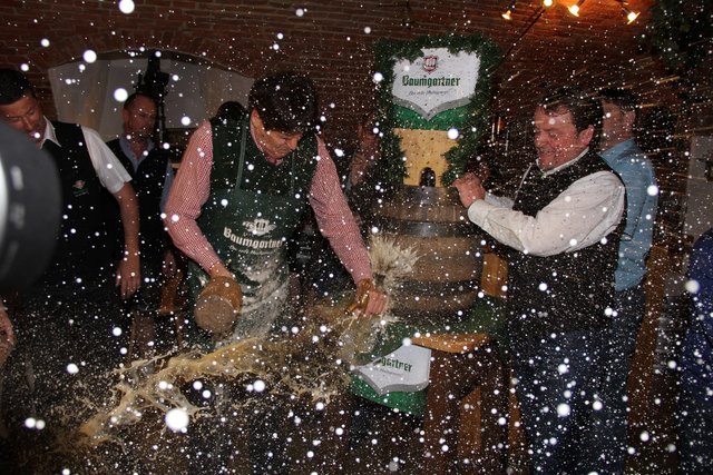 O'zapft is – Bürgermeister Franz Angerer befreite das Jubiläumsbier aus dem Fass | Foto: Brunner