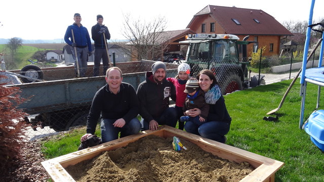 Das Team von ÖVP Obmann Christian Miesenberger und Bürgermeister Markus Stadlbauer unterstützen zahlreiche Kematner Familien mit frischem Spielsand. | Foto: ÖVP Kematen