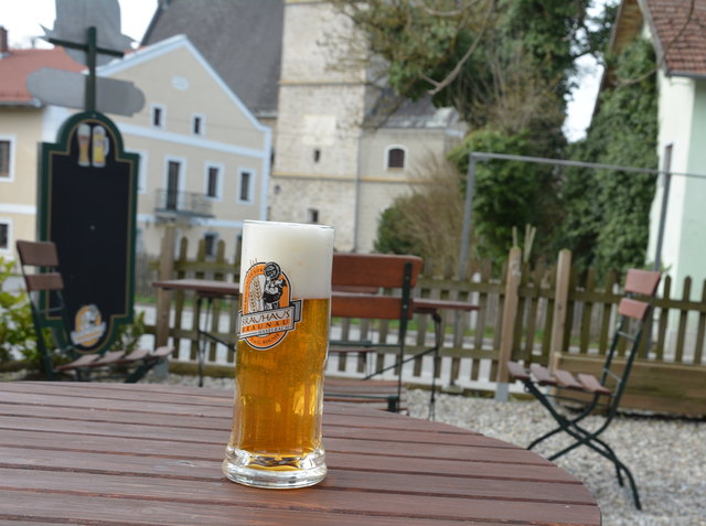 Selbstgebrautes Bier im Gastgarten der Hausbrauerei Bogner in Braunau-Haselbach.