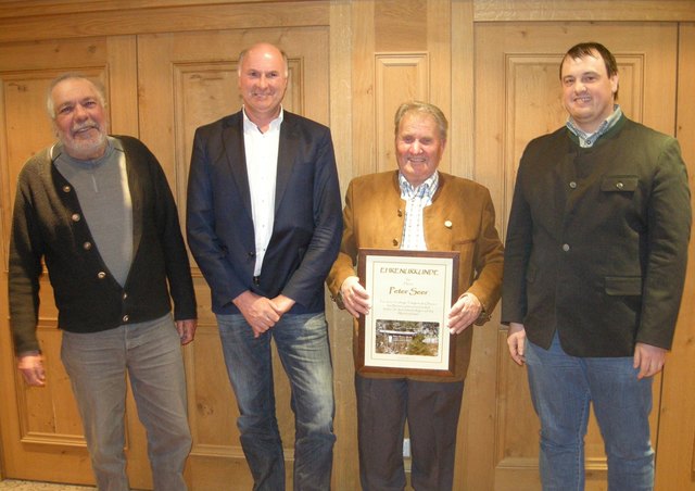 Gauobmann Josef Deisl, Vizebürgermeister Johann Ganitzer, der geehrter Peter Seer und der neue Obmann Klaus Winter (v.l.). | Foto: Gmd. Großarl