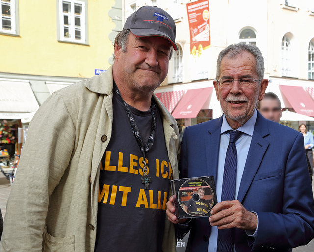 "Lebensmuseum" Mayer Franz übergab Dr. Alexander Van der Bellen seine Audio-Biographie