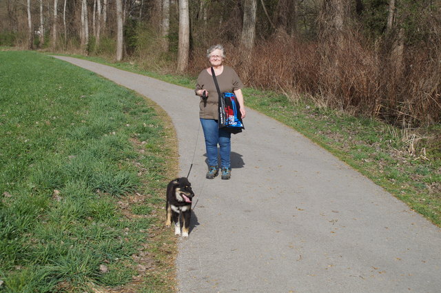 Themenpatin und Organisatorin der Hundewanderung Ingrid Burgstaller schnappte sich einen Hund und spazierte gut gelaunt mit.