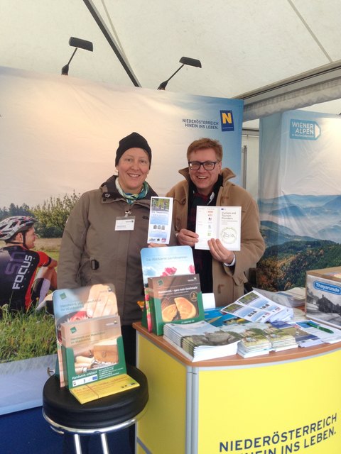 Mag Yvona Asbäck von der Destination Waldviertel Gmbh und Wilhelm-Christian Erasmus vom Verein Zukunftsraum Thayaland beim Stand auf dem Bikefestival 2016 in Wien am 2./3. April 2016 | Foto: Foto: privat
