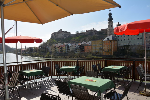 Cafe Ployer in Ach: Traumhafter Ausblick auf das gegenüberliegende Burghausen.