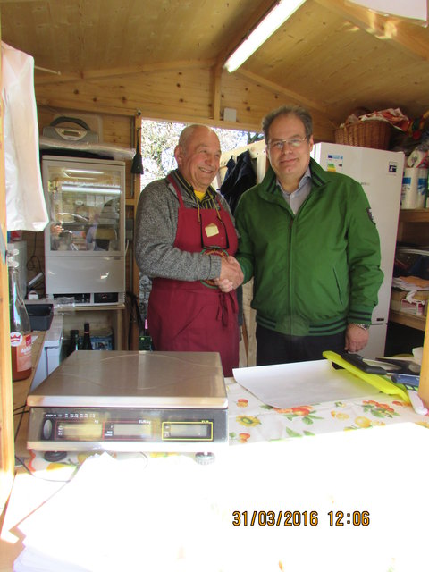"Bauernmarktchef" Walter Haid (l.) ist seinem Bürgermeister nicht böse.