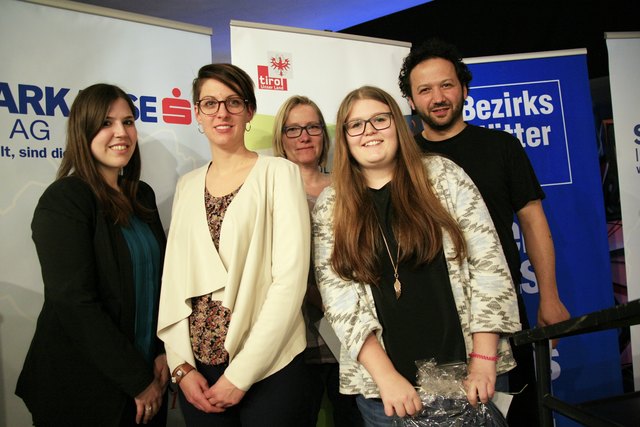 Fabienne Jäger vorne rechts, nach der Verkündung des 1.Platzes