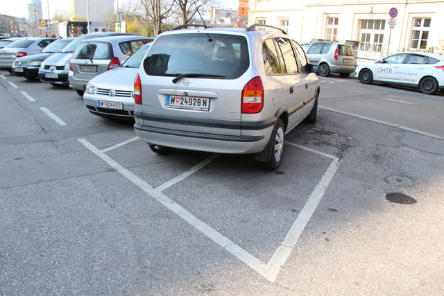 Parkt auf dem Motorradparkplatz