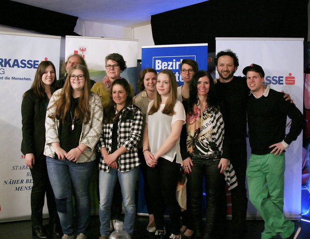 2.Reihe v.l.n.r. Organisatorin Katharina Saurwein, Dr. Peter Bundschuh, Johanna Heumader-Schweigl, Sonja Zangerl, Beate Regensburger, Mesut Onay, Alexander Auer (Jugendzentrum Imst), 1.Reihe v.l.n.r. Fabienne Jäger - 1.Platz Klassische Rede/Mittlere Schul