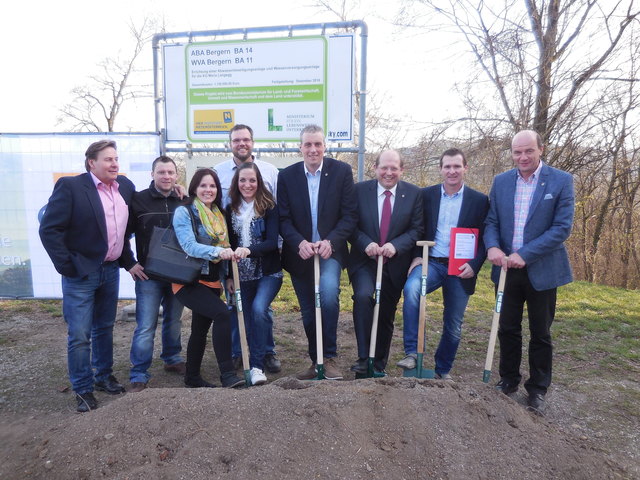 Bürgermeister Roman Janacek (3.v.r.) und Vize Karl Klein (4.v.r.) mit den Gemeinderäten Manfred Schreibmeier,  Manuel Hochstöger,  Sabrina Weber,  Marina Schmotz,  Christian Wögrath, Christian Reisinger, Leopold Lechner | Foto: Bergern