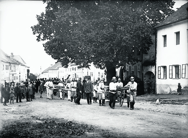 Dieses Foto von einer Feuerwehrübung 1929 in Oberneukirchen ist unter anderem in der Topothek gespeichert. | Foto: Robert Zeinhofer