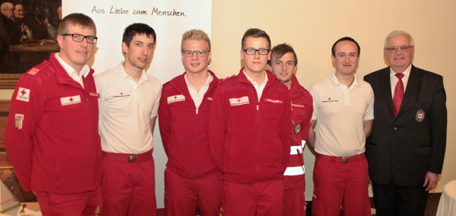 Die fleißigsten ehrenamtlichen Rettungssanitäter: V. l.: Dienstführender Roman Enöckl, Michael Anschober (987 Stunden), Gerald Schatzberger (1254 Stunden), Jakob Löffleitner (984 Stunden), Stefan Klaffenböck (980 Stunden), Andreas Ebner (1332 Stunden) und | Foto: Rotes Kreuz