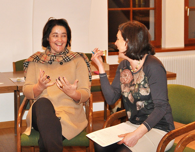 Bezirkshauptfrau Michaela Rohrmoser (l.) im lockeren Gespräch mit Heidi Fuchs, GF Lungauer Frauen Netzwerk.