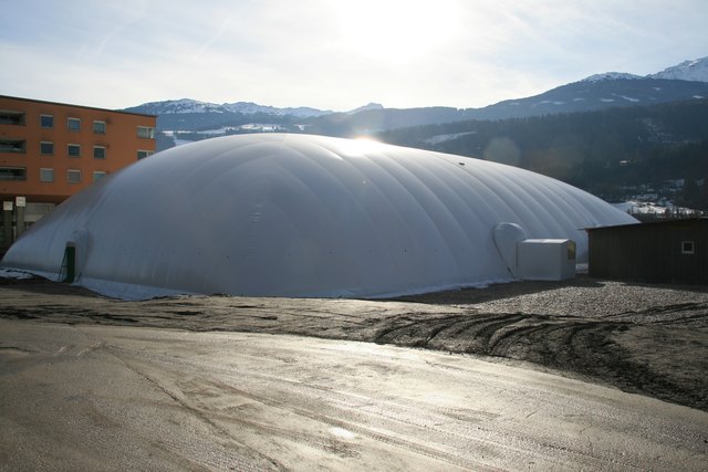 Die Traglufthalle in der Haller Zollstraße bietet Platz für 240 Asylwerber.