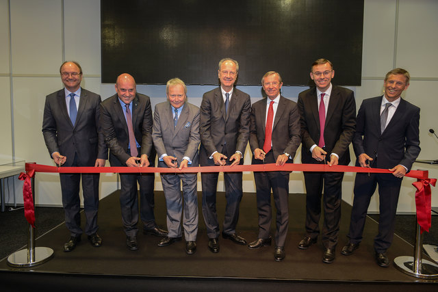 Leiter Konzernvertrieb der Volkswagen AG Fred Kappler, Bürgermeister Joachim Maislinger, Vorsitzender des Aufsichtsrats der Porsche AG Wolfgang Porsche, Vorsitzender des Aufsichtsrats der Volkswagen AG Hans Dieter Pötsch, Landeshauptmann Wilfried Haslauer | Foto: Porsche Holding