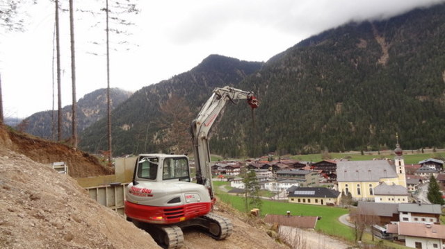 Am Hausberg, nahe am Siedlungsgebiet, wird am Bau des Mastens gearbeitet.