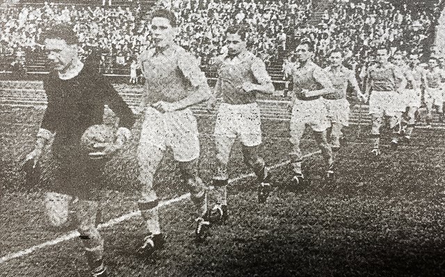 Ernst Melchior (3. von links) läuft mit der Wiener Austria auf. Drei Mal wurde das Team mit ihm Meister