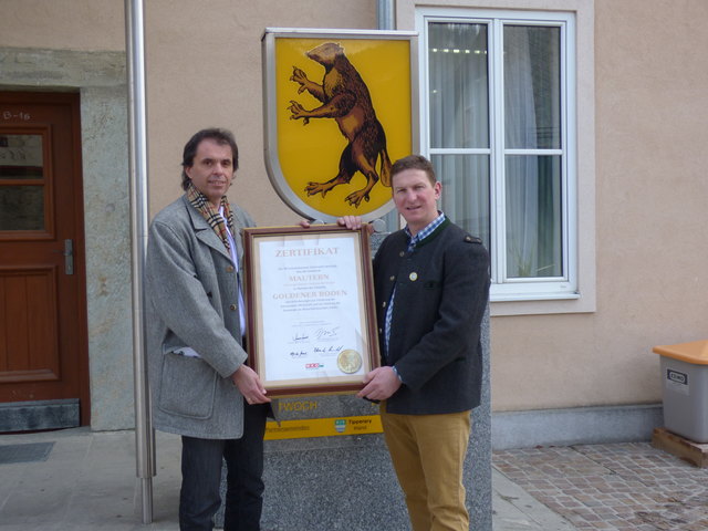 WKO-Regionalstellenleiter Alexander Sumnitsch übergibt die Auszeichnung "Goldener Boden" an Bürgermeister Andreas Kühberger. | Foto: KK