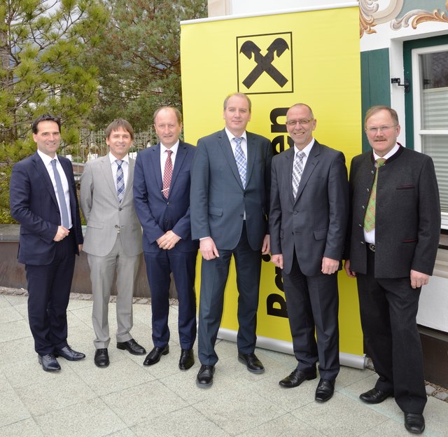 v.l.: Dir. Mag. (FH) Andreas Wolf, Aufsichtsratsvorsitzender Dr. Herbert Waldner, Dir. Mag. Wolfgang Dirnberger (alle RRB Telfs), GL Günther Steffan MBA, Obmann Dr. Franz Dengg, Aufsichtsratsvorsitzender Emil Wackerle (alle RB Mieming). | Foto: Raiffeisen